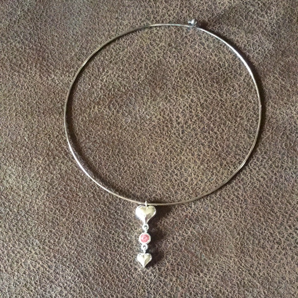 Women’s choker.
